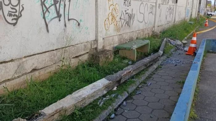 Poste cai em cima da perna de um homem