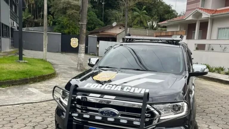 Fraude em cartões de supermercado leva à prisão três suspeitos em operação