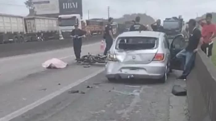 Motociclista morre em acidente com carro e caminhão na BR 101