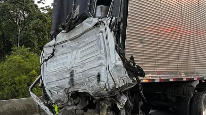 Van com crianças a caminho do Beto Carrero se envolve em grave acidente na descida da serra