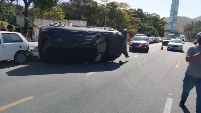 Capotamento acerta quatro carros na Brava