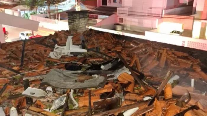 Casa abandonada pega fogo em Porto Belo