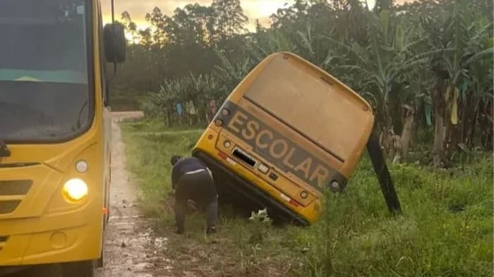 Ônibus de estudantes quase capota em valeta