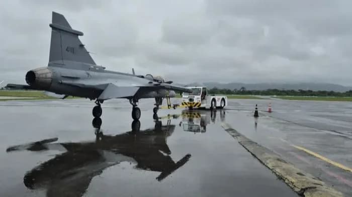 Gripen F-39 decola em seu primeiro voo no Brasil