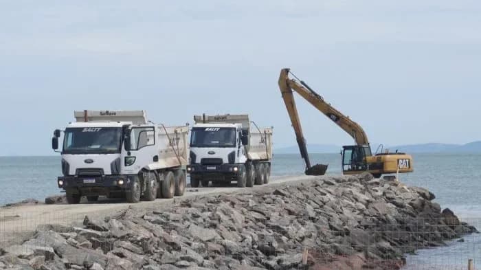 Começam as obras de ampliação do molhe
