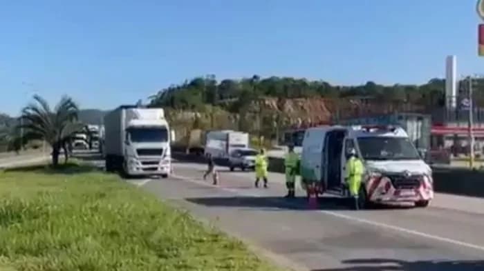 Pedestre morre atropelado por caminhão na BR 101