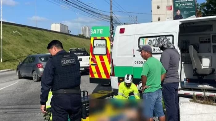 Ciclista cai na pista em acidente na Marginal Leste