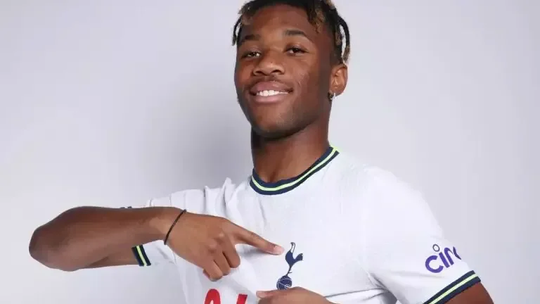 Esporte - Jogador do Tottenham é ameaçado com arma por agente em Londres