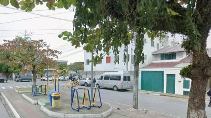 ITAJAÍ - Homem é encontrado morto em praça em frente a colégio