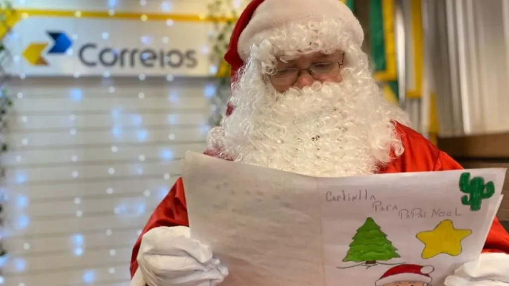 Crianças de Tijucas pedem livros e brinquedos ao Papai Noel dos Correios