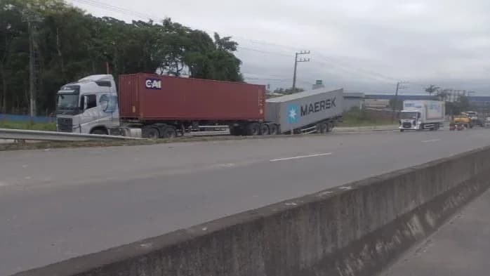 Caminhão quebrado trava trânsito na entrada de Navegantes