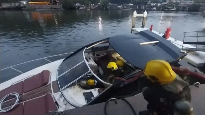 Lancha pega fogo em marina de Balneário Camboriú