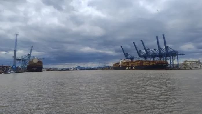 ITAJAÍ - Marinha fecha barra de Itajaí por causa de ciclone