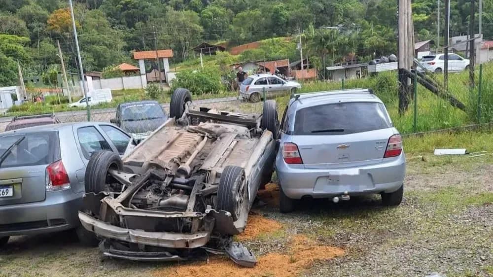 Carro capota na Transbeto e deixa três feridos em Penha
