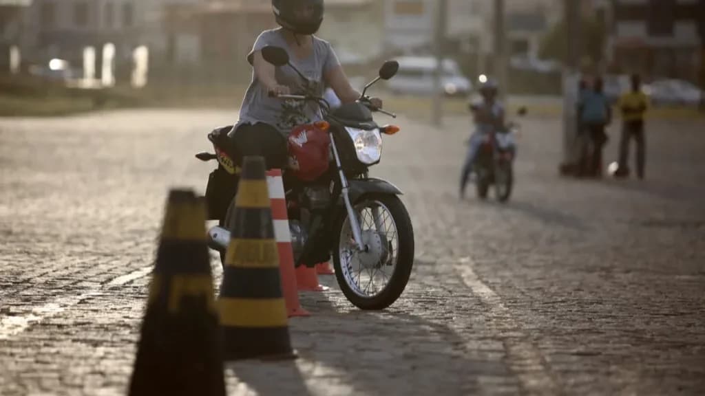 Deputado defende corredores exclusivos e isenção de tarifa para motociclistas de SC
