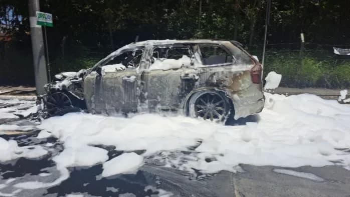 SUV de luxo é destruída por incêndio na Barra