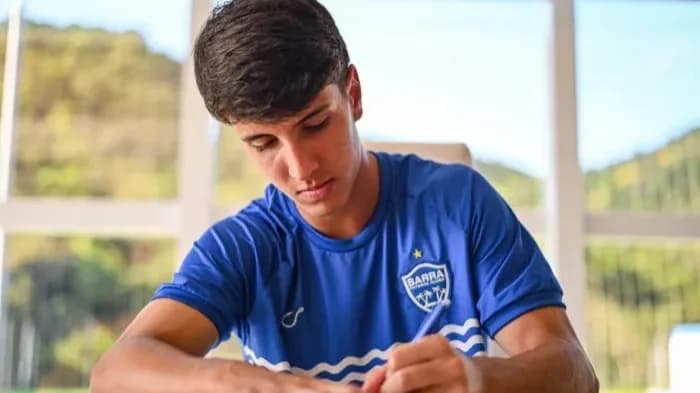 Esporte - Revelação de 17 anos do Barra assina primeiro contrato profissional