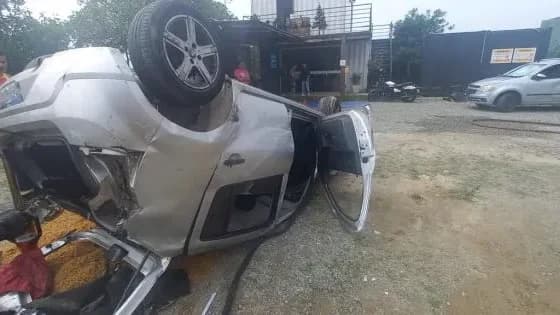 Carro capota várias vezes e três ficam feridos