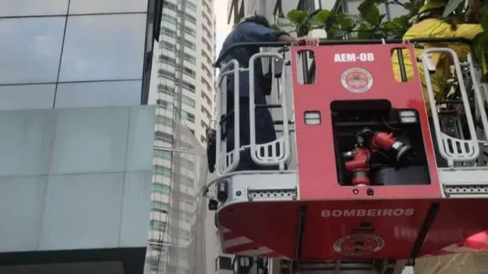 Trânsito é desviado para resgate de trabalhador preso em andaime