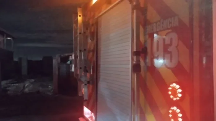 Casa pega fogo e forro de PVC desaba