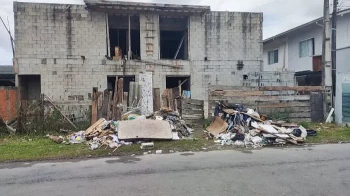 Obra abandonada vira ponto de usuários de drogas e preocupa moradores