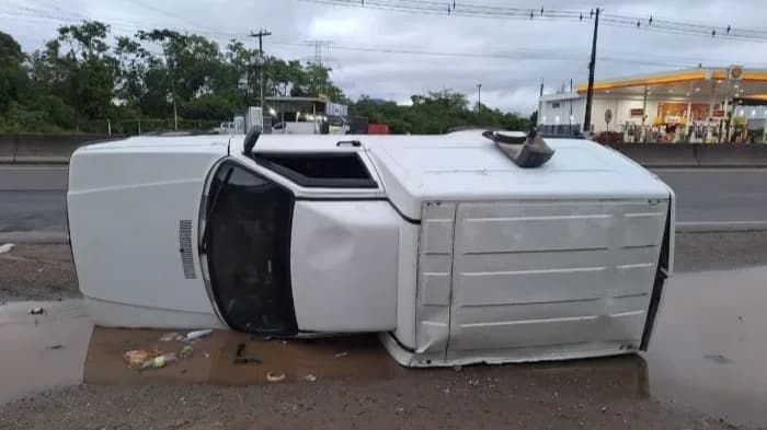 Carro tomba após bater em caminhão do lixo