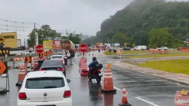 Governo reabre retorno após muvuca no trânsito