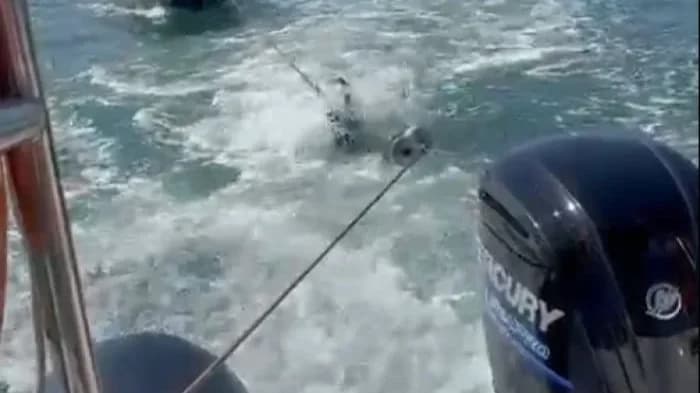 Embarcação é resgatada pelos bombeiros após passar a noite no mar