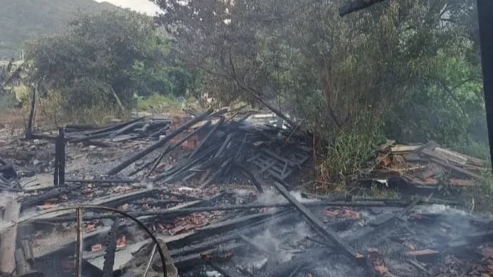 Incêndio de grandes proporções atinge duas casas em Itapema
