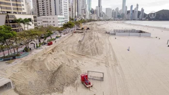 Peneiramento da areia da praia Central começa nesta segunda