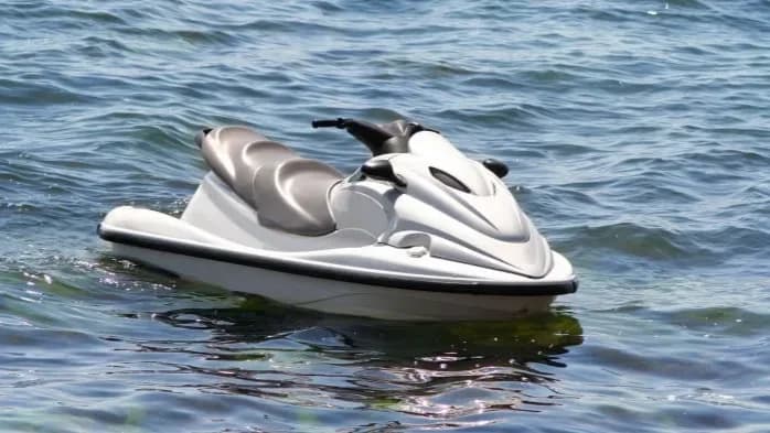 Mulher tem cabelo sugado por jet-ski no Caixa D’Aço